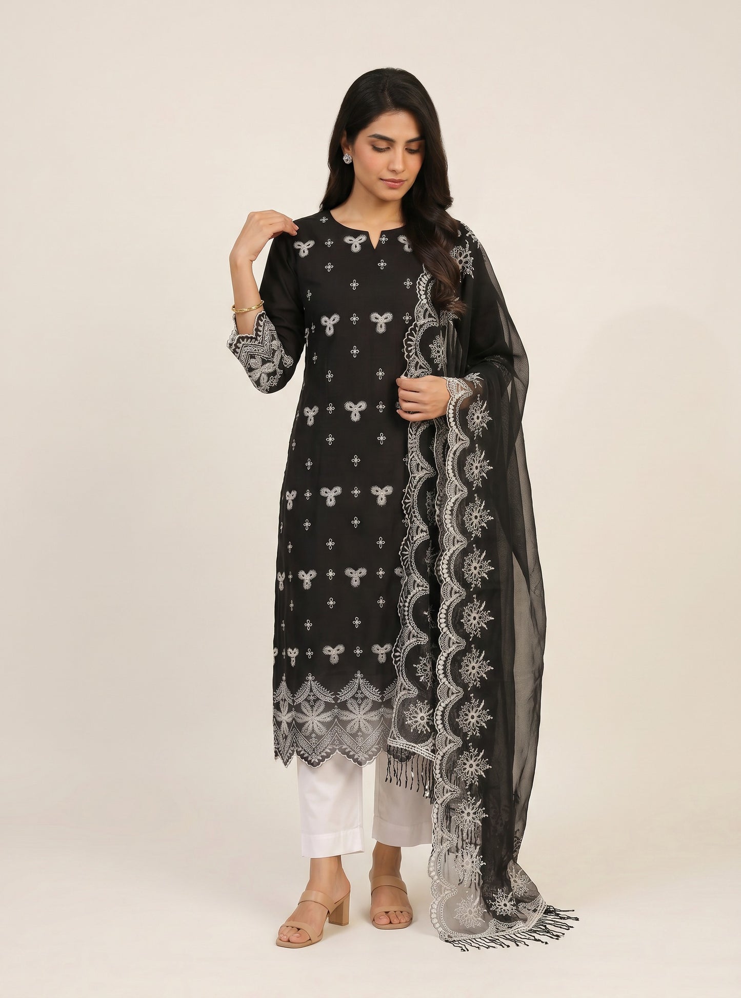 Noir Zahra Embroidered Fabric Set